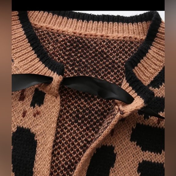 ** SOLD*** NWT Leopard print crew neck sweater with bow details. X-Large, .π€π€ - Picture 7 of 8
